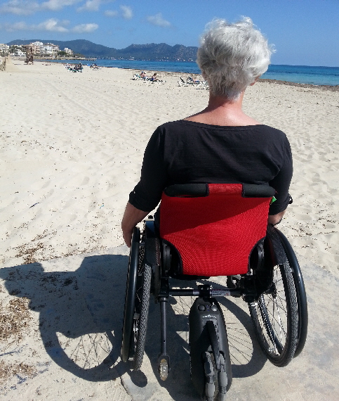 mit dem Rollstuhl am Strand